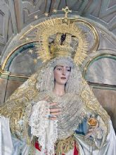 La Esperanza de María se viste de reina en Pentecostés en Alcalá del Río