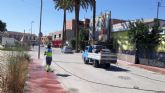 El Ayuntamiento lleva a cabo estrictas tareas de limpieza y desinfección en el entorno del local Magna Garden de Murcia