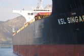 El granelero más grande de cuantos se han visto en el puerto atraca en la dársena de Escombreras con 120.000 toneladas de carbón