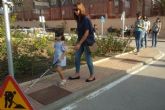 Niños y mayores se ponen en la piel de invidentes con motivo de la Semana de la Movilidad