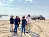La directora general del Mar Menor, Miriam Prez comprueba las labores de limpieza del Mar Menor en Santiago de la Ribera