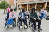 Estudiantes de la UMU se ponen en la piel de personas con discapacidad en una gymkhana que evala la accesibilidad de la informacin pblica