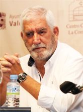 Juan Camacho: 'Escribo por la necesidad que tengo de encontrarme a m� mismo'