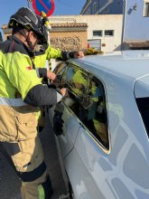 Bomberos rescatan a una nia que qued encerrada en un vehculo en el parking de un restaurante en Archena