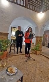 El poeta Luis D�az-Cacho triunfa en la 'Ruta de los Patios' infante&ntilde;a en una noche de 'Poes�a y vino' con bises incluidos