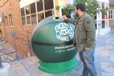 Se colocan, desde hoy y hasta este domingo, 5 igls con forma de pelota de baloncesto en diferentes puntos del casco urbano para participar en el reto de la campaña de fomento del reciclaje de vidrio