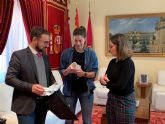El alcalde de Lorca recibe a la portera lorquina, Laura Gallego