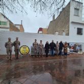 La Fuerza de Guerra Naval Especial entrega alimentos a Cáritas Bullas durante su marcha solidaria