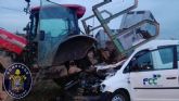 Bomberos de Cartagena rescatan a una mujer atrapada en su vehiculo tras colisionar con un tractor