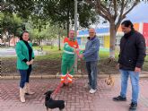 El Ayuntamiento contina con su campana de reparto de botellas de agua y vinagre para acabar con las machas de orines de mascotas