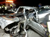 Bomberos de Cartagena rescatan al conductor atrapado en un accidente en el que fallece uno de los ocupantes