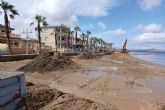 El Ayuntamiento recupera del mar mil toneladas de arena para regenerar Los Nietos y La Gola