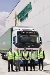 Estrella de Levante estrena camiones el�ctricos con 'cero emisiones' para el transporte con carga y descarga autom�tica en su centro log�stico