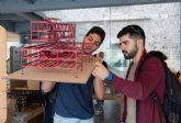 Estudiantes de Arquitectura reproducen con maquetas estructuras metlicas singulares de una quincena de pases