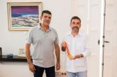 El cartagenero Carlos Bustamante muestra orgulloso al alcalde su medalla de campeón de España de tiro larga distancia
