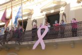 Colocado en el balcón del Ayuntamiento el lazo rosa que conmemora la lucha contra el Cáncer de Mama