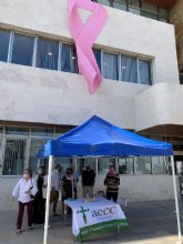 Un gran lazo rosa en la fachada del Ayuntamiento recuerda hoy el Día Mundial contra el Cáncer de Mama