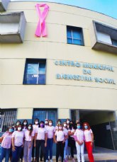 Política Social se suma al Día Mundial contra el Cáncer de Mama con un lazo rosa en la fachada del Centro de Bienestar Social