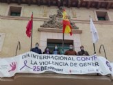 Autoridades municipales colocan la pancarta conmemorativa del Día Internacional de la Eliminación de la Violencia contra la Mujer, que se celebra el 25-N