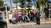 Los vecinos de la manga se organizan para decorar el arbol de navidad municipal
