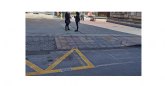 El Ayuntamiento renueva pasos de peatones y baldosas para mejorar su accesibilidad