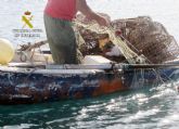 La Guardia Civil sorprende a un pescador furtivo en la baha de guilas