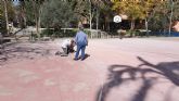 La Concejala de Deportes inicia los trabajos de mejora de la pista polideportiva exterior situada en el parque de La Viña