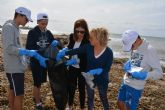 Los alumnos del IES Europa participan en una jornada de retirada de residuos de las playas