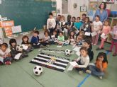 Jugadores del F.C Cartagena visitaron la escuela infantil Pipiripao coincidiendo con la celebracion de su 25 aniversario