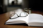 Los ópticos-optometristas advierten que la población espanola no cuida su visión durante la lectura