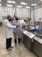 El director del INFO visita la empresa Willy especializada en fabricar hojaldres con originales rellenos