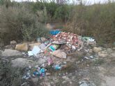 El PSOE pide la limpieza del río Guadalentín, que se ha convertido en un vertedero de residuos