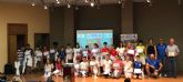 La concejala de Deportes entrega 56 becas entre los alumnos del programa escolar de Vela y Piragismo