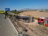 Sanitarios atienden y trasladan al conductor de un camin accidentado en la A-7 y a dos agentes de la Guardia Civil