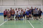 El torneo Voleibol en familia sigue creciendo y rene a un centenar de participantes en el pabelln de Las Alamedas