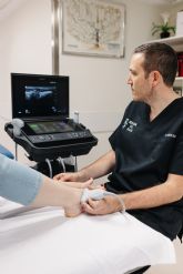 La Unidad del Dolor de Vithas Valencia aplica un tratamiento efectivo con radiofrecuencia para el dolor lumbar por artrosis