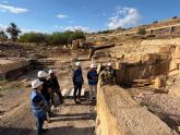 Fortuna traslada al Museo Arqueol�gico de Murcia una inscripci�n romana monumental hallada en los Ba&ntilde;os Romanos