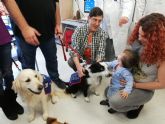 La Comunidad implanta en Cartagena la terapia con perros para mejorar la recuperación de los niños hospitalizados