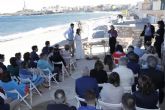La alcaldesa oficia la primera boda en la playa tras aprobar la ordenanza