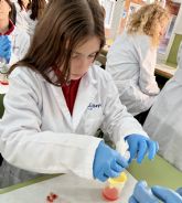 Baylab, el programa de Bayer para acercar la ciencia a los  ninos, llega a Murcia