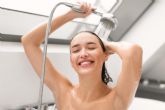 El 60% de los españoles se ducha a diario y casi la mitad deja correr el agua al enjabonarse
