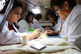 La Comunidad busca asegurar el relevo generacional del bordado artesanal de Lorca con dos proyectos para desempleados