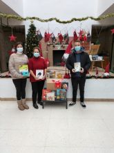 Entrega de lotes de libros a los centros de primaria