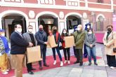 Los trabajadores de Aguas de Lorca donan 70 cestas navideñas para que el Ayuntamiento las entregue a las familias que más lo necesitan