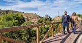 El alcalde de Lorca visita la nueva senda peatonal de circunvalación del Castillo que continúa la ampliación de la red de itinerarios ecoturísticos del municipio