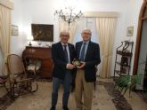 Entrega de la medalla de la Cofrada del Resucitado al Jefe del Regimiento RAAA 73