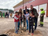 El colegio Puente Doñana se suma al Plan Foresta con la plantacin de nuevo arbolado en su patio