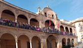 La fachada del Ayuntamiento de Lorca se tiñe del morado en el Día Mundial del Movimiento Scout