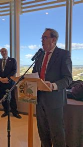 La Casa de Extremadura lleva su máximo honor hasta el cielo de Sevilla