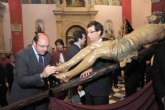 Pedro Antonio Snchez participa en el besapi a la imagen del Santsimo Cristo del Perdn